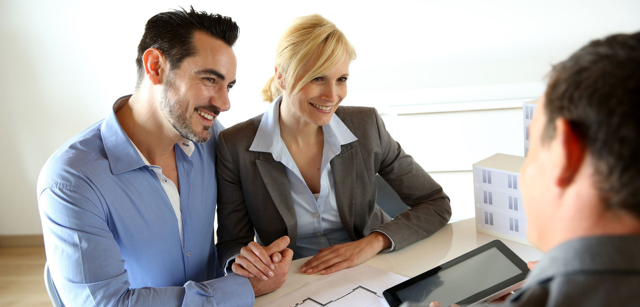 19687501 - couple meeting real-estate agent to buy property